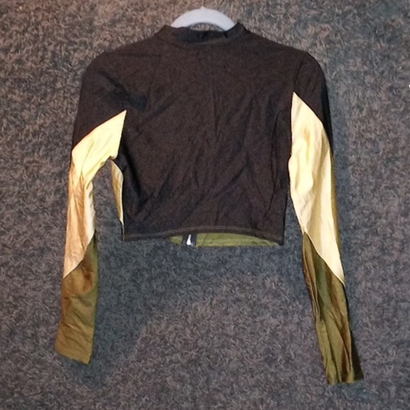 Matching activewear set size large. - Picture 3 of 9
